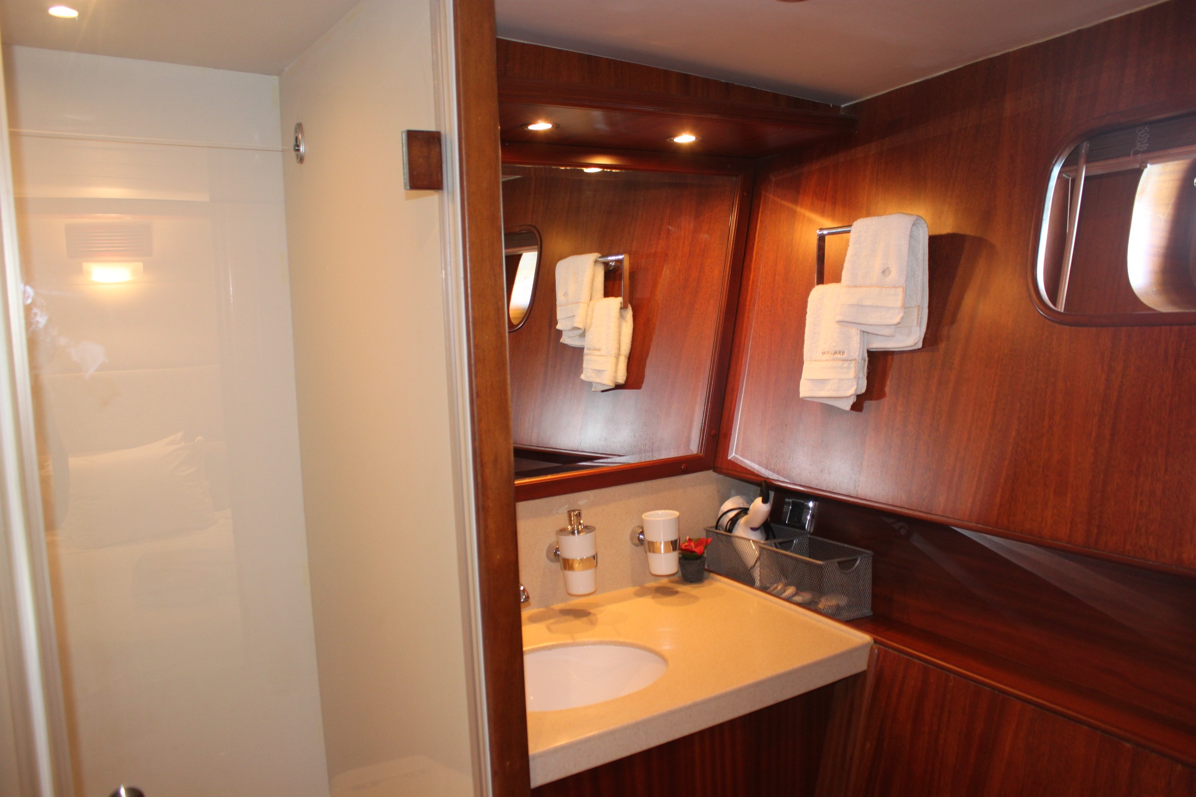 Yacht VANGUARD -  Guest Ensuite.JPG