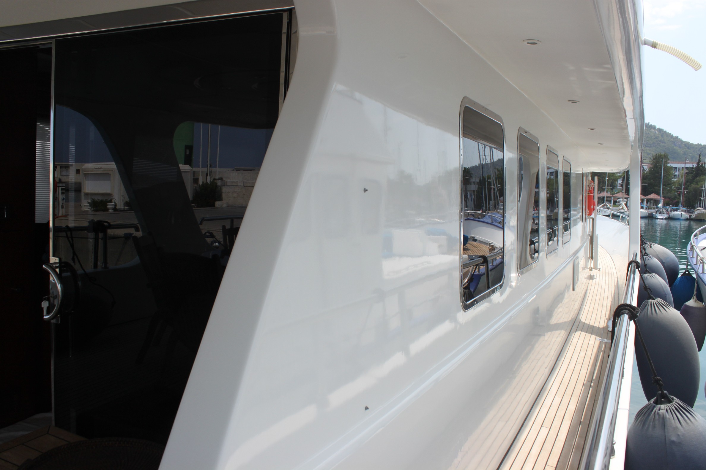 Yacht VANGUARD -  Side Deck.JPG