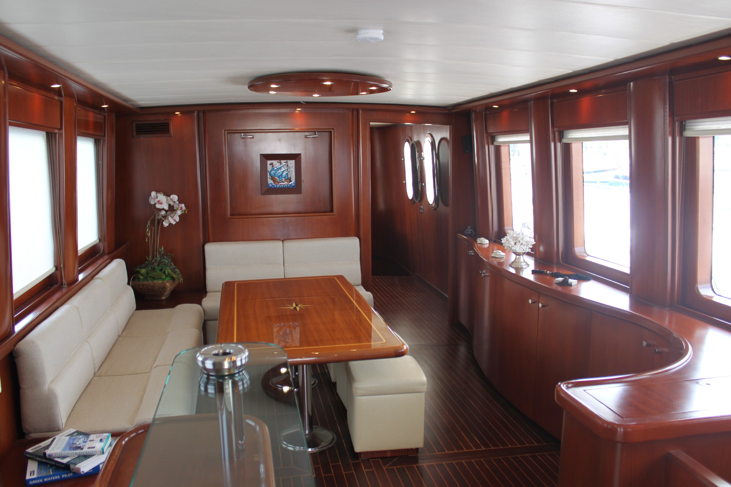 Yacht VANGUARD - Main Salon 2.JPG