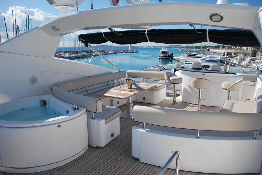 Yacht WINNING STREAK -  Flybridge.jpg
