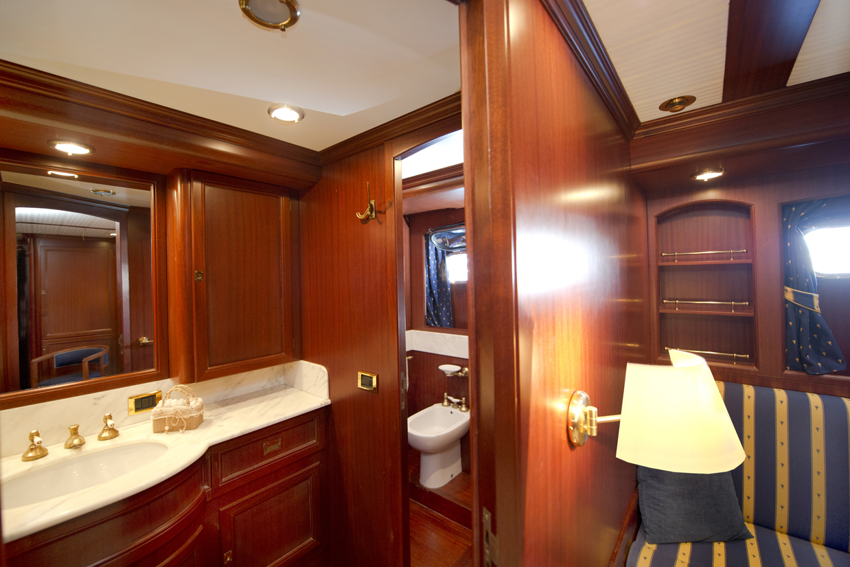 Yacht WOLF TWO -  Owner Ensuite.jpg