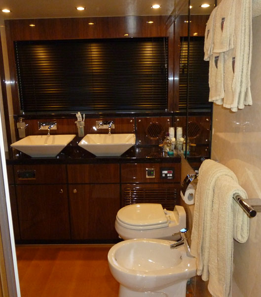 Yacht XCHE -  Guest Ensuite.jpg