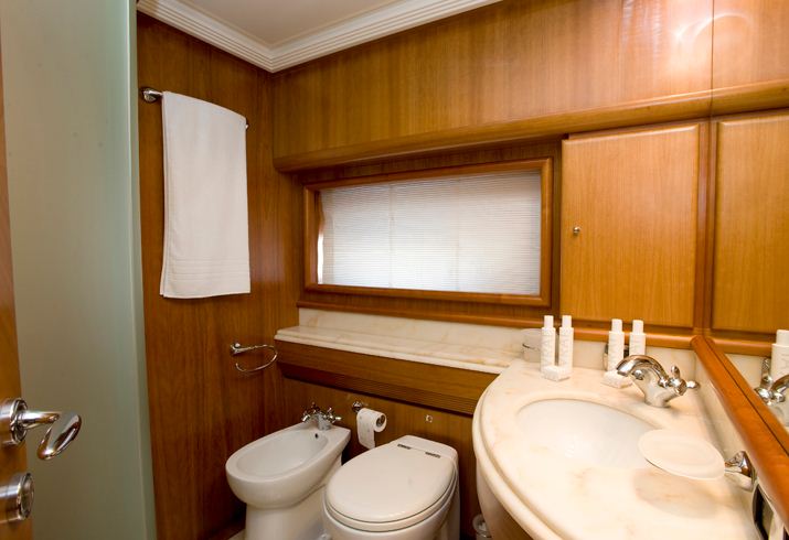 Yacht YUMI -  VIP Bathroom.jpg