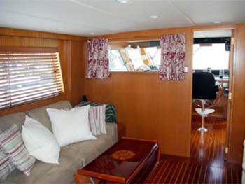 Yia Sou - Flybridge lounge area.jpg