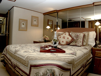 Yianola -  Guest Cabin.jpg