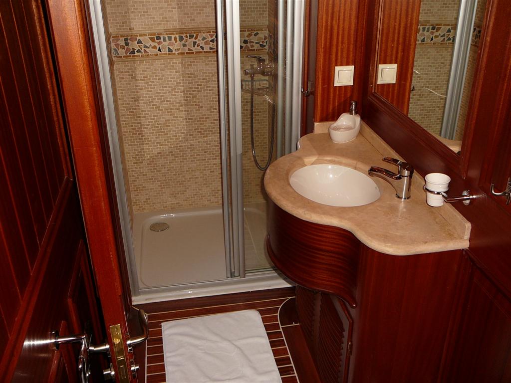 Zephyria II - bathroom.jpg