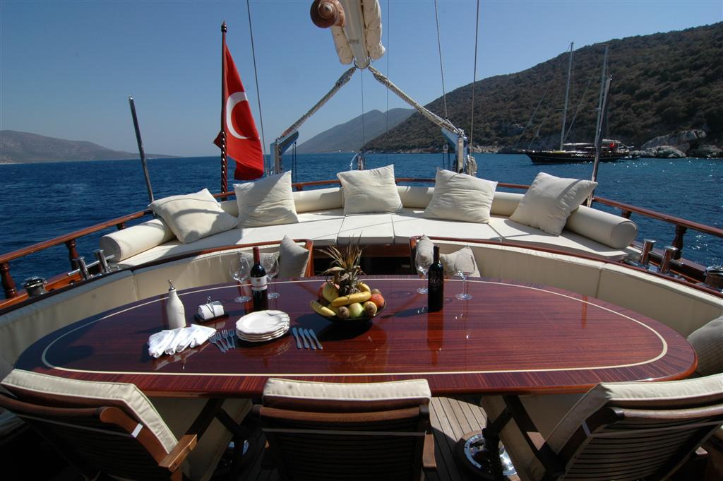 Zephyria II - dining table.JPG