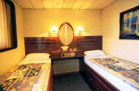 cabin02.jpg