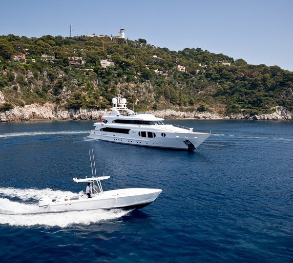 Take a glimpse at New Mondomarine SF40 Superyacht SERENITY