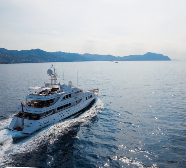 Video: Newly launched 46m superyacht KISS (hull #689) by Feadship