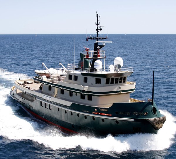 Luxury Charter Yacht CAPRICORN underway