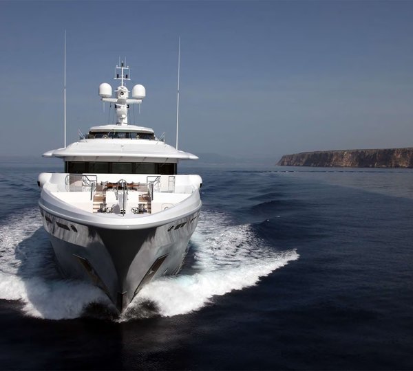 Video: Arrival of 55m Amels LE180 motor yacht Hull 469 in Vlissingen