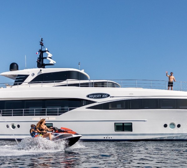 Video: Three Majesty Superyachts cruising together