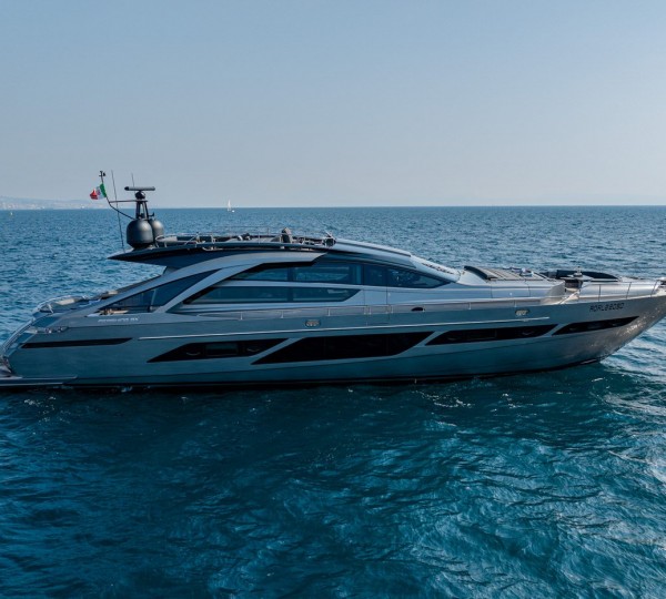 Video of new motor yacht Pershing 92 leaving Miami Yacht and Brokerage Show 2015
