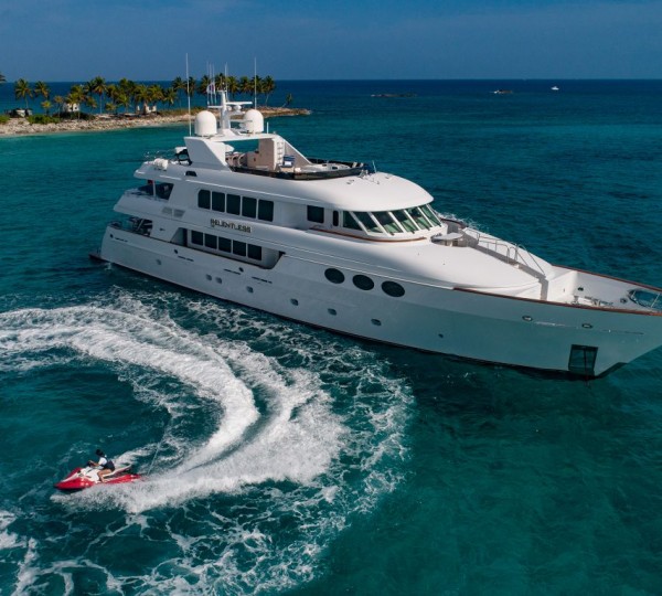 Video: 46m Trinity motor yacht CLAIRE cruising into Fort Lauderdale, Florida