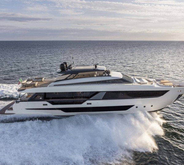 Video: New Ferretti Custom Line motor yacht Navetta 28