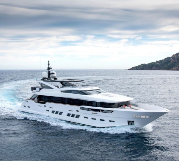 Striking 2015 M/Y Dreamline 34M by DL Yachts and Team for Design – Enrico Gobbi