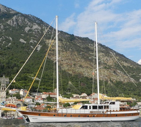 Great Video of Superb Custom Line 124 Motor Yacht LADY DIA