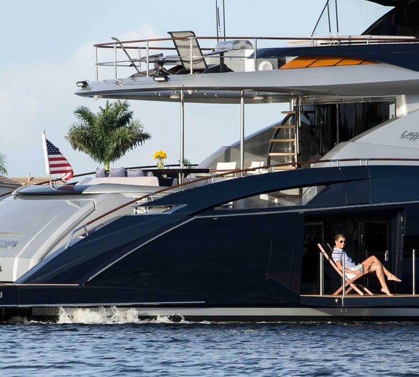 Super-fast Lazzara sport yacht LSX 75 running into Fort Lauderdale, Florida