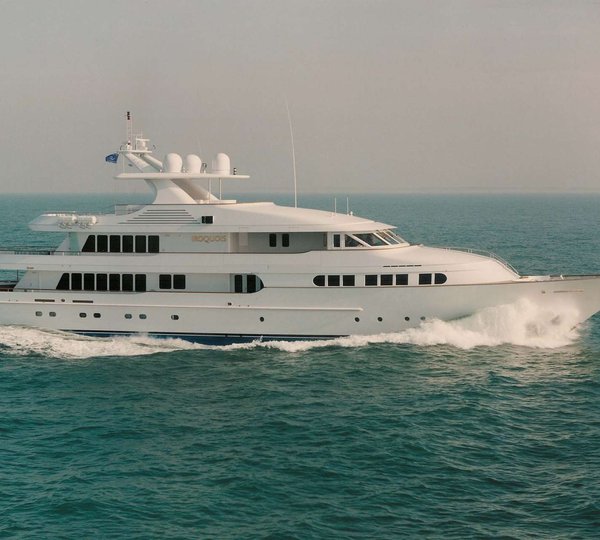 Video of 92,5m Feadship Yacht Hull 1005 entering yard’s facility