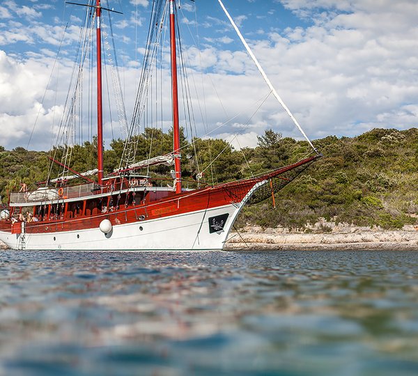 Rollover of New 90’ Jarrett Bay Super Yacht IRELAND Hull