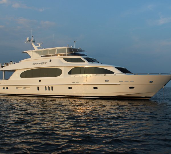 Video: Hargrave motor yacht TIGERS EYE cruises out of Ft. Lauderdale, Florida