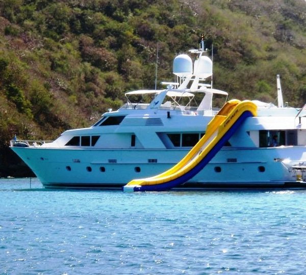 Video from construction of Hatteras GT70 Yacht
