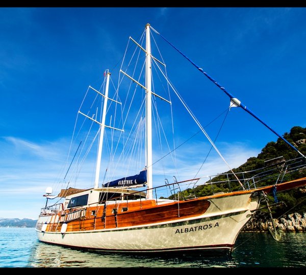 French Polynesia Yacht Charter: Diving in Marquesas & Tuamotu Atolls