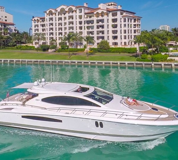 Video: Lazzara 76 Skylounge motor yacht DRIVEN