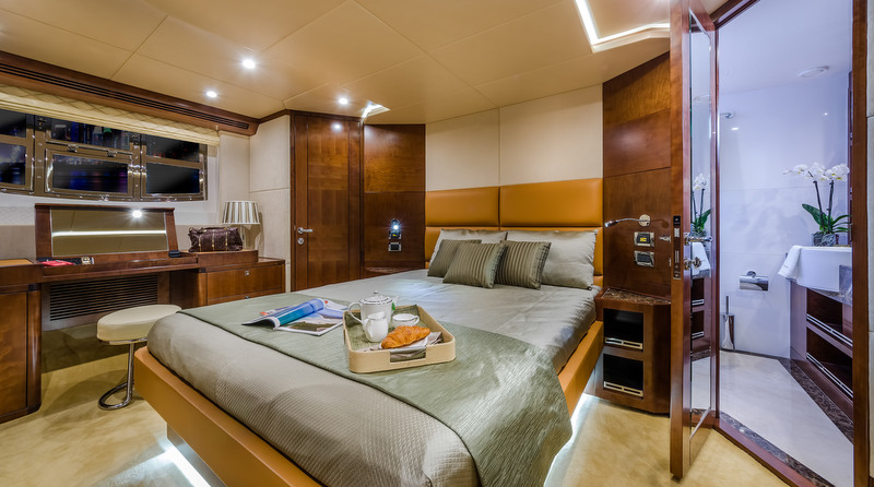 1-Luxury yacht Majesty 70 - Owners Stateroom
