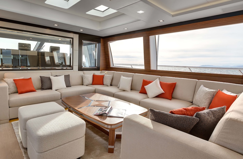 11 Motor Yacht Mangusta 132