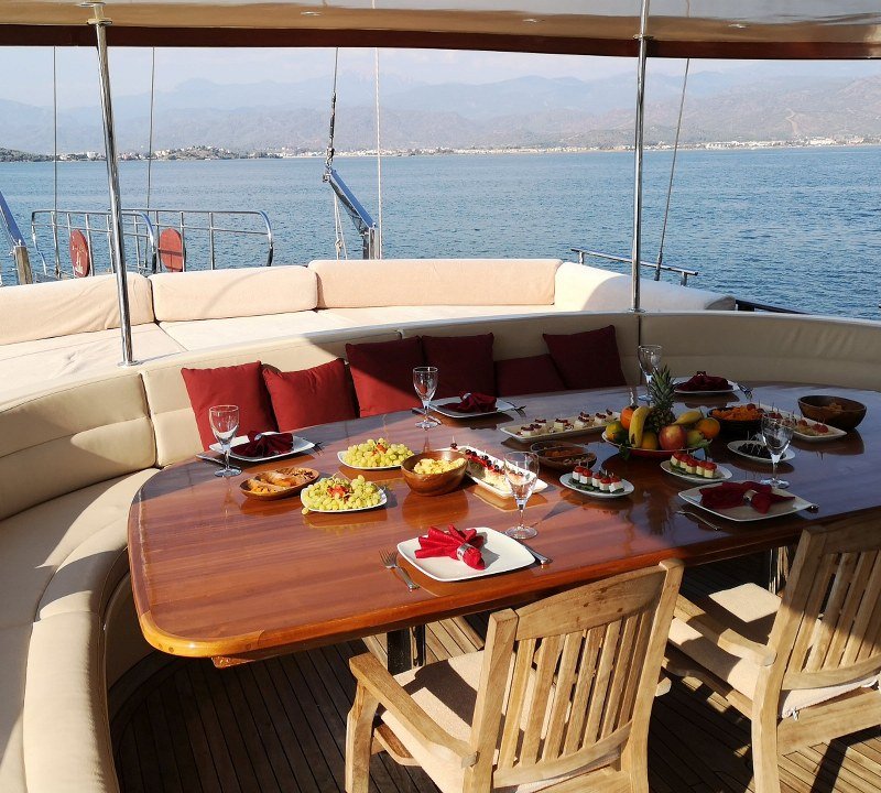 Exterior dining aft