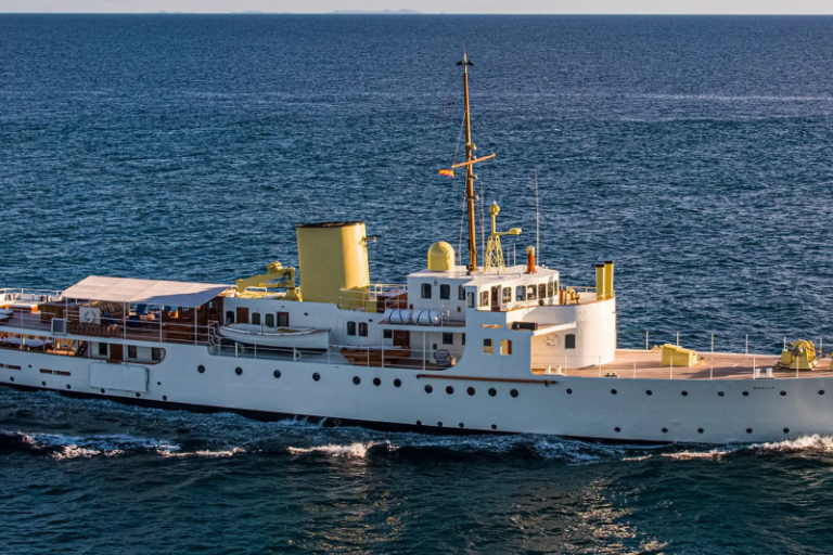 59M CLASSIC MOTOR YACHT