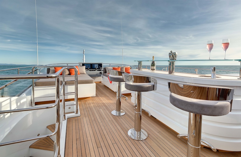2 Motor Yacht Mangusta 132 exteriors