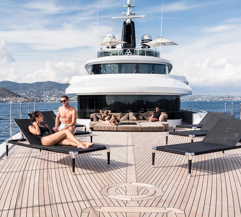 Foredeck sun loungers