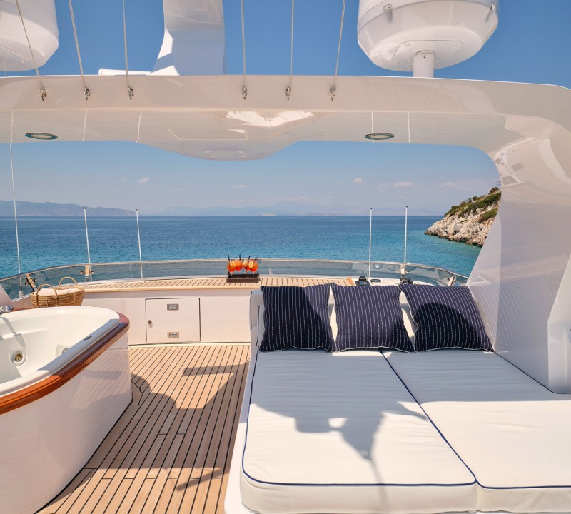 Flybridge jacuzzi and sunpads