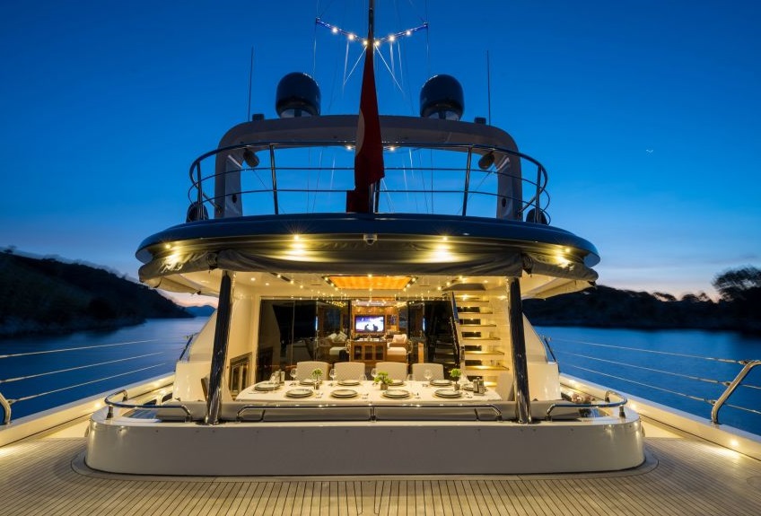 Main deck aft cockpit dining