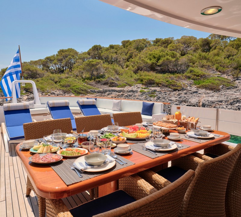 Upper deck al fresco dining