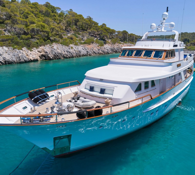 Foredeck with tender and toy storage