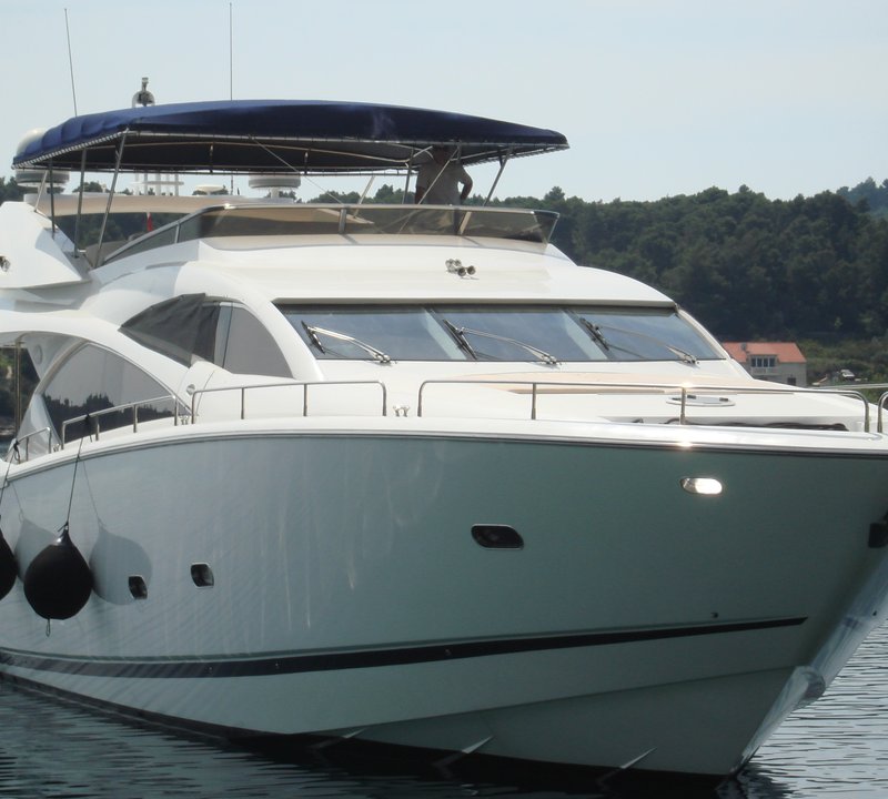 The 25m Yacht LUCKY BEAR