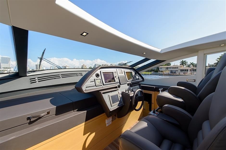 The 25m Yacht PERSHING 82