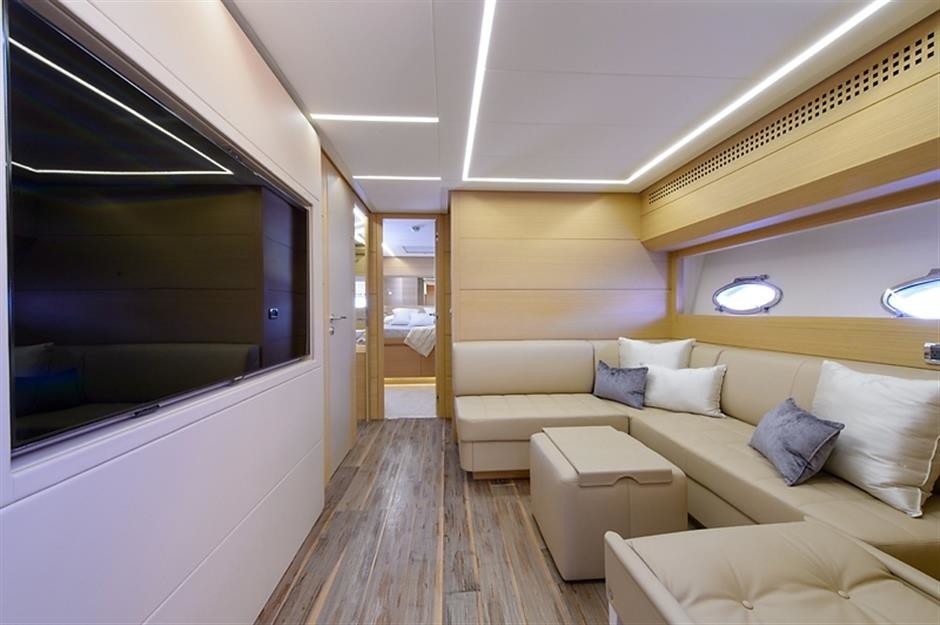 The 25m Yacht PERSHING 82