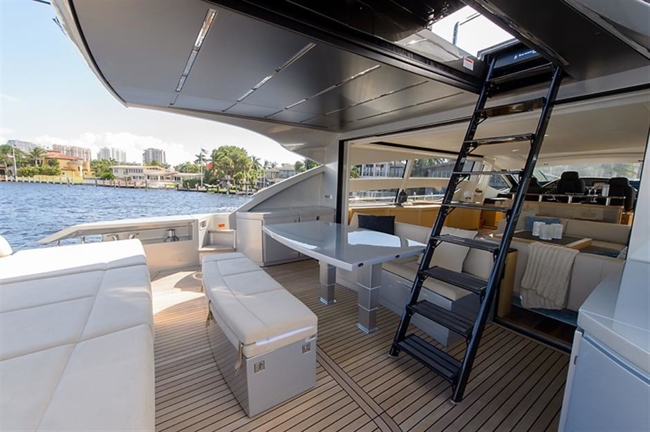 The 25m Yacht PERSHING 82