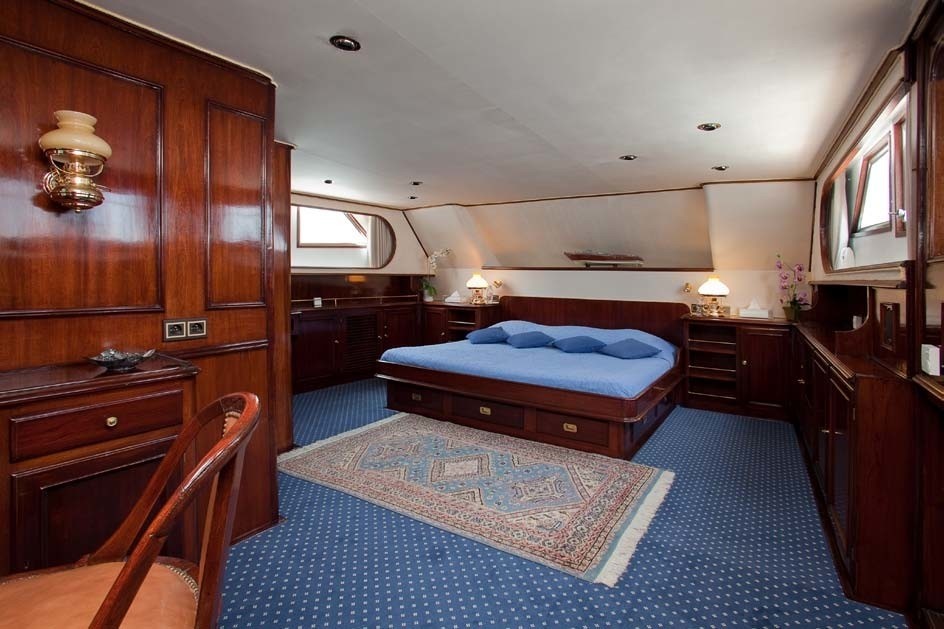 The 30m Yacht LADY ROXANNE