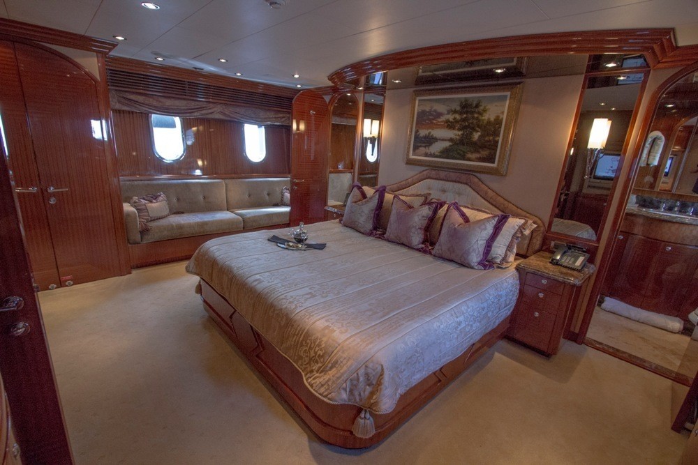 The 30m Yacht LIMITLESS