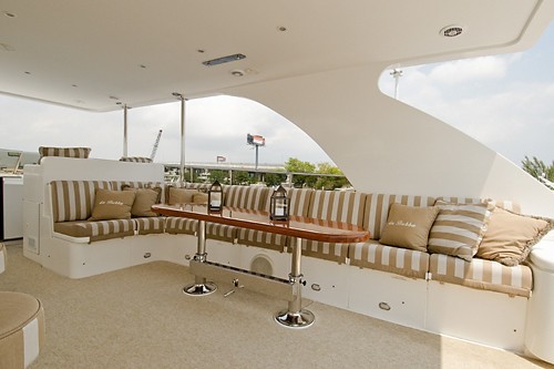 The 30m Yacht LIMITLESS
