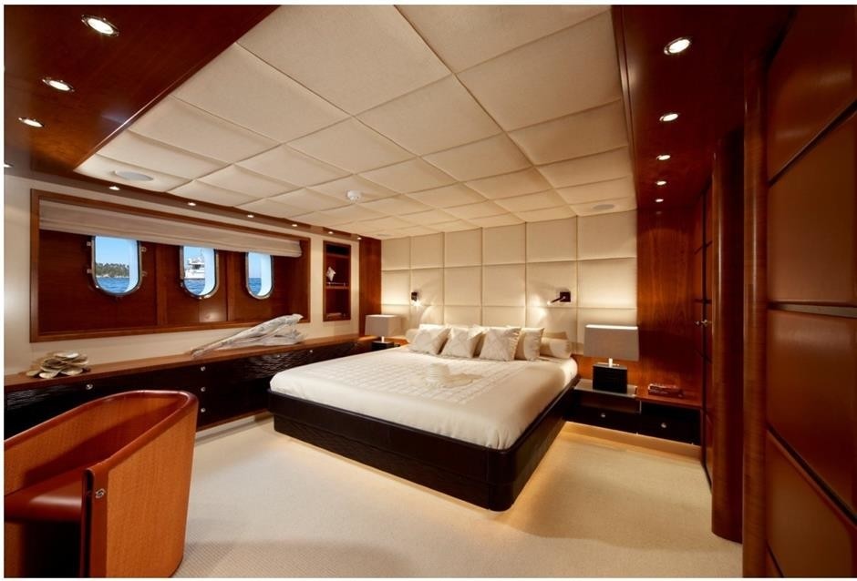 The 30m Yacht MAXIMUS