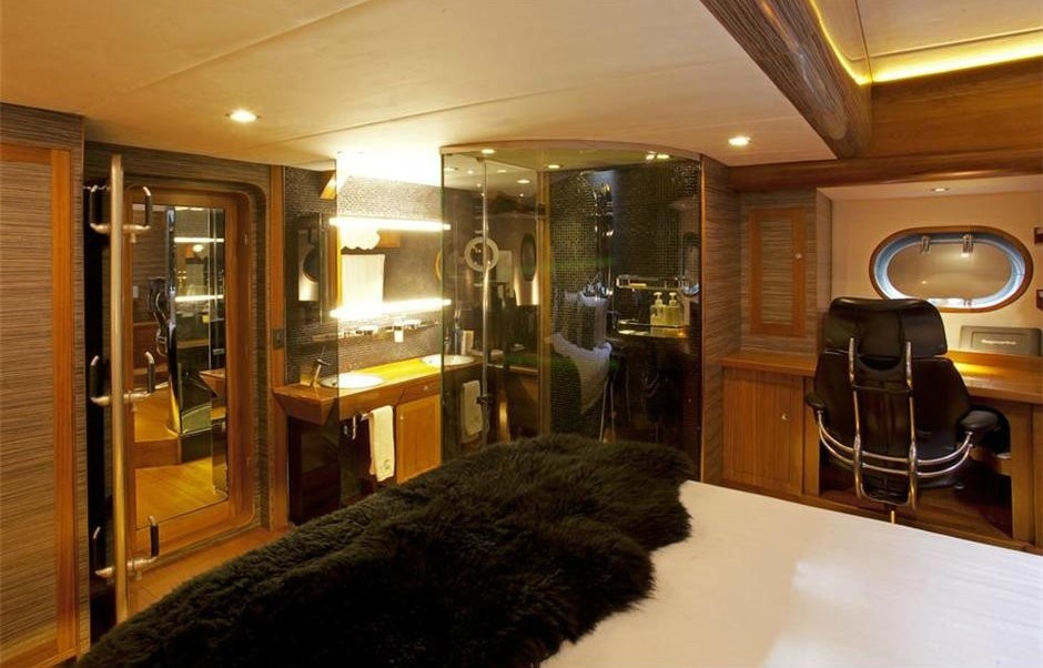 The 32m Yacht SILVER LINING