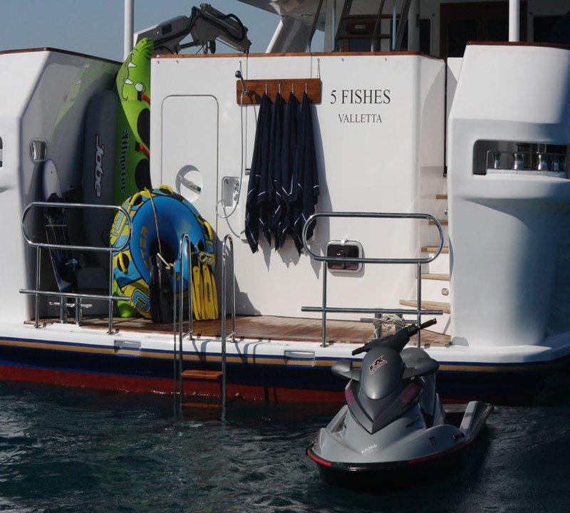 Swimming Landing On Yacht 5 FISHES