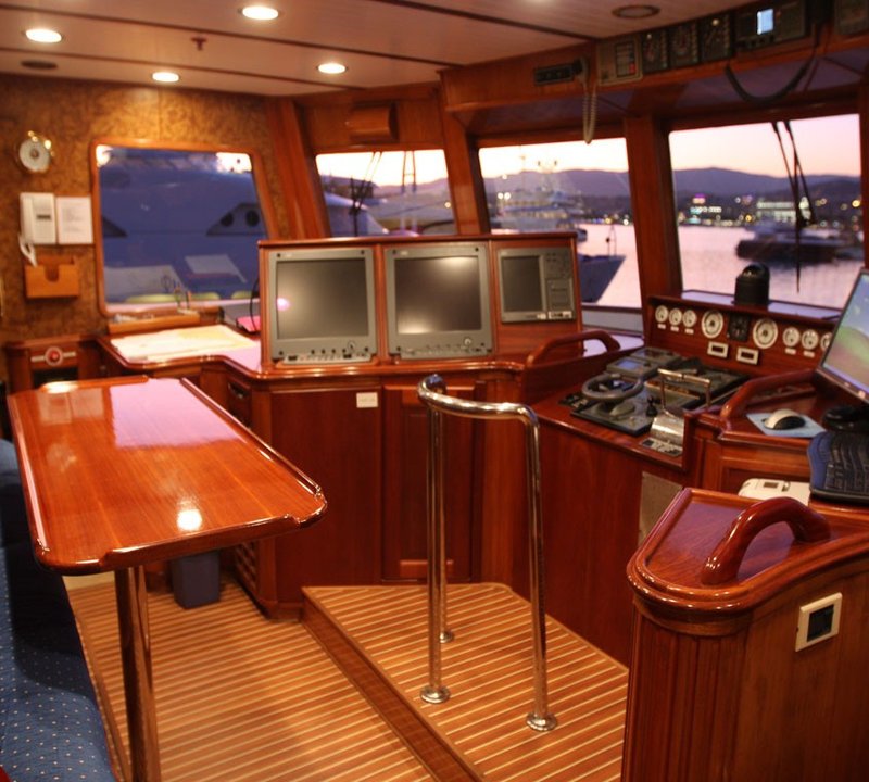 Bridgedeck On Yacht 5 FISHES